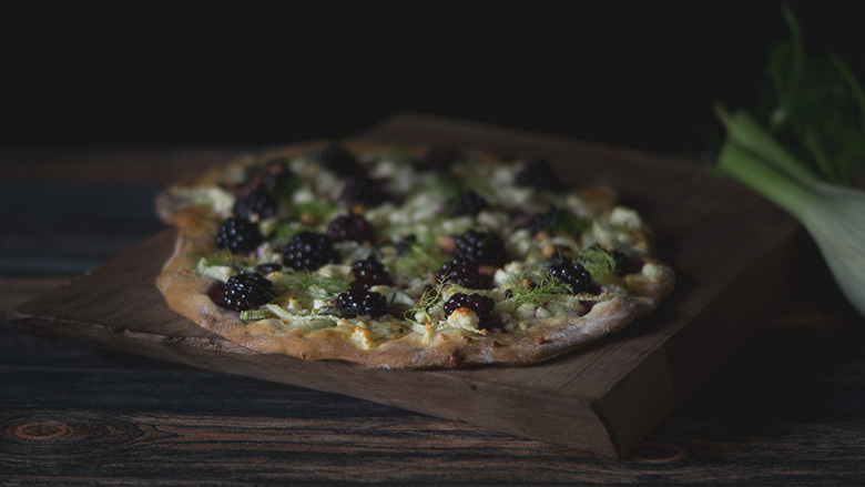 Fenchel Brombeer Pizza mit Ziegenkäse und Waldhonig - Fennel Blackberry Pizza with Goatcheese and Wild Honey by fraumau.de