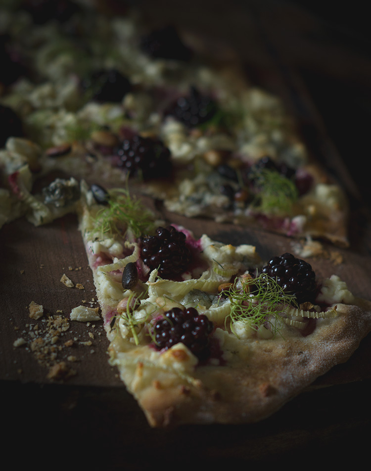 Fenchel Brombeer Pizza mit Ziegenkäse und Waldhonig - Fennel Blackberry Pizza with Goatcheese and Wild Honey by fraumau.de