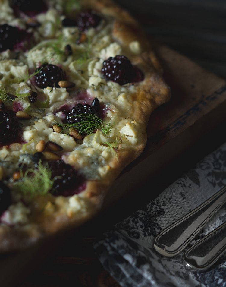 Fenchel Brombeer Pizza mit Ziegenkäse und Waldhonig - Fennel Blackberry Pizza with Goatcheese and Wild Honey by fraumau.de